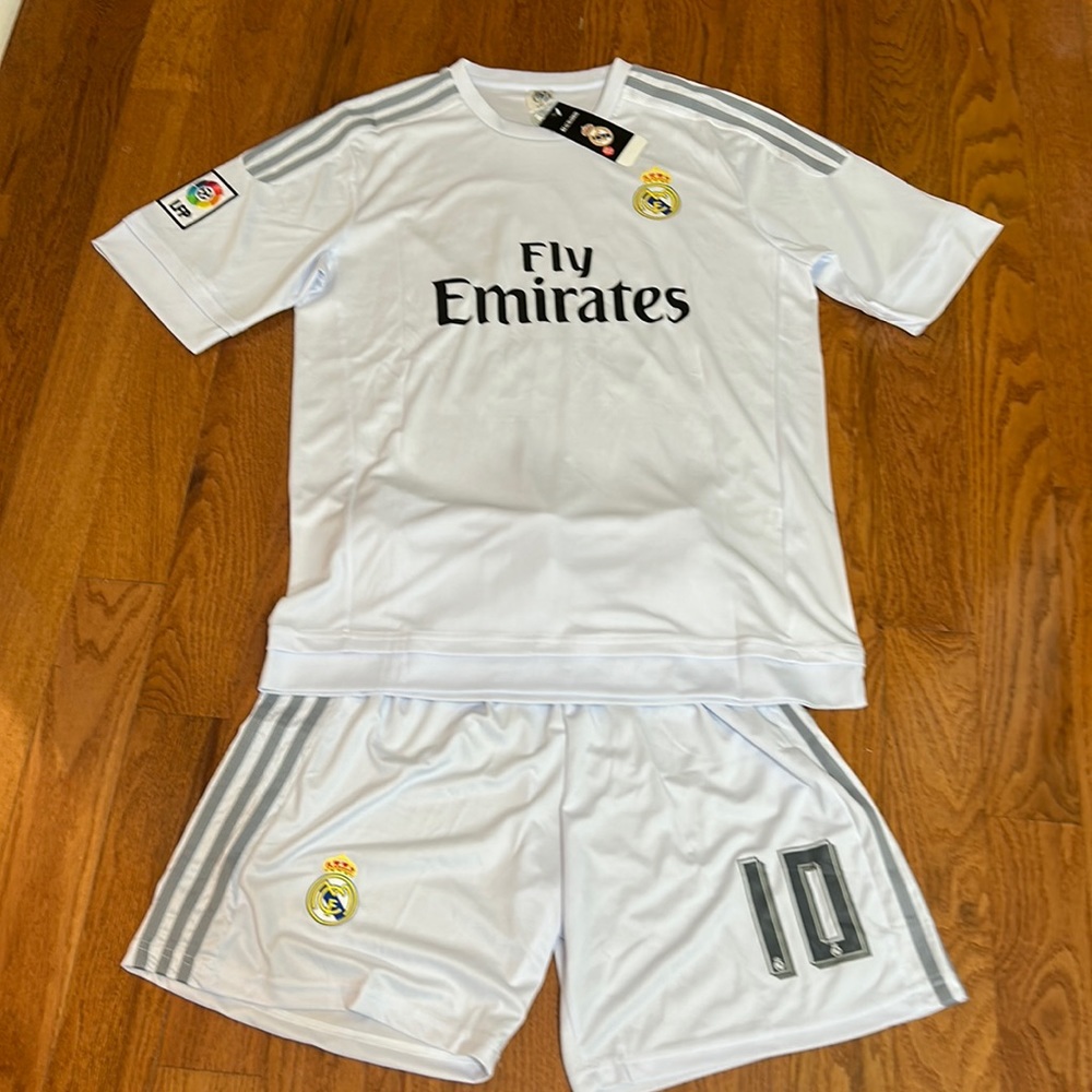 NWT FLY EMIRATES REAL MADRID SOCCER JERSEY AND SHORTS IN SIZE 2XL JAMES NO 10